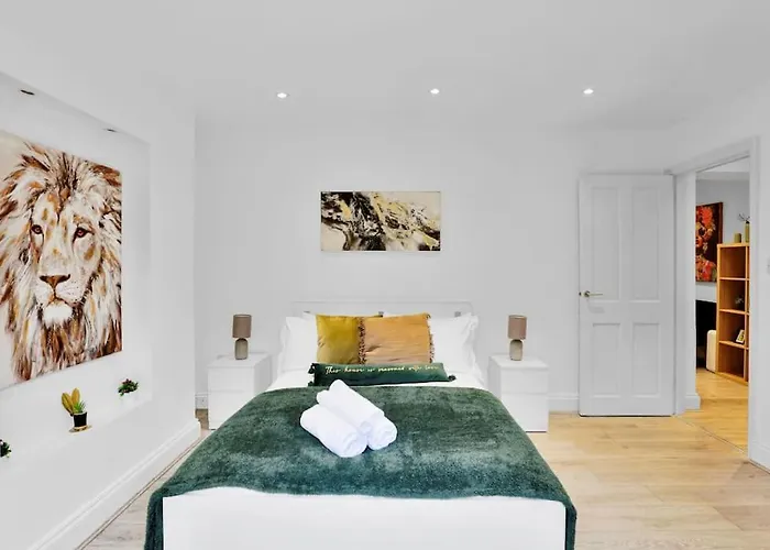 Stylish Camden Flat With Private Garden And Parking